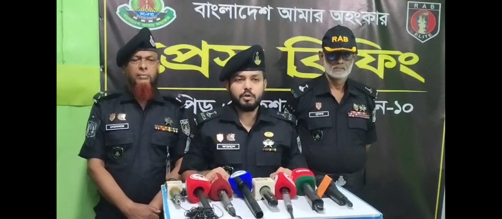 রাজবাড়ীতে  আগ্নেয়াস্ত্রসহ পাঁচ অস্ত্রধারী গ্রেপ্তার করেছে র্যাব ফরিদপুর ক্যাম্প।
