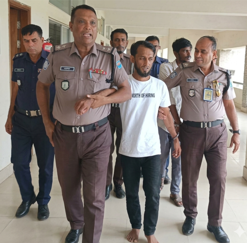 ৩য় শ্রেণিতে পড়ুয়া ৯ বছরের ওই শিশুটি বাড়ির পাশে নিজেদের সবজির ক্ষেত দেখতে গিয়েছিল। এসময় ঐ যুবক…
