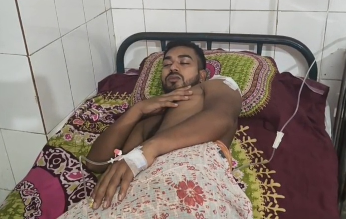 সন্ত্রাস ও চাঁদাবাজির বিরুদ্ধে প্রতিবাদ করায় সাংবাদিক জাকিব আহমেদ জ্যাককে প্রকাশ্যে কু*পিয়ে হ*ত্যার চেষ্টা