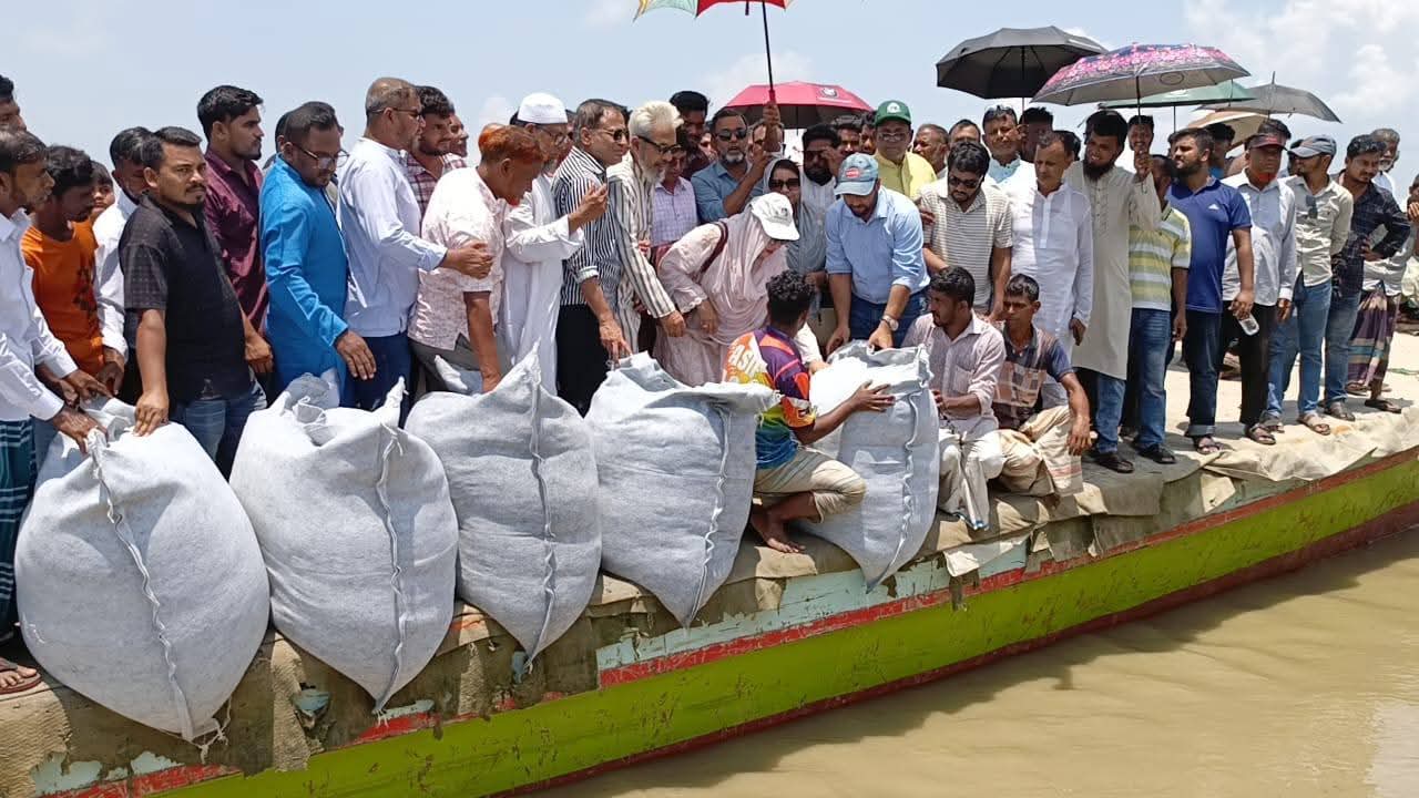 পদ্মার ভাঙনে আতঙ্কিত কবিরপুর চরবাসী, ১১২ মিটার জিও ব্যাগ ডাম্পিং কাজের উদ্বোধন করলেন- চৌধুরী নায়াব ইউসুফ, এমপি