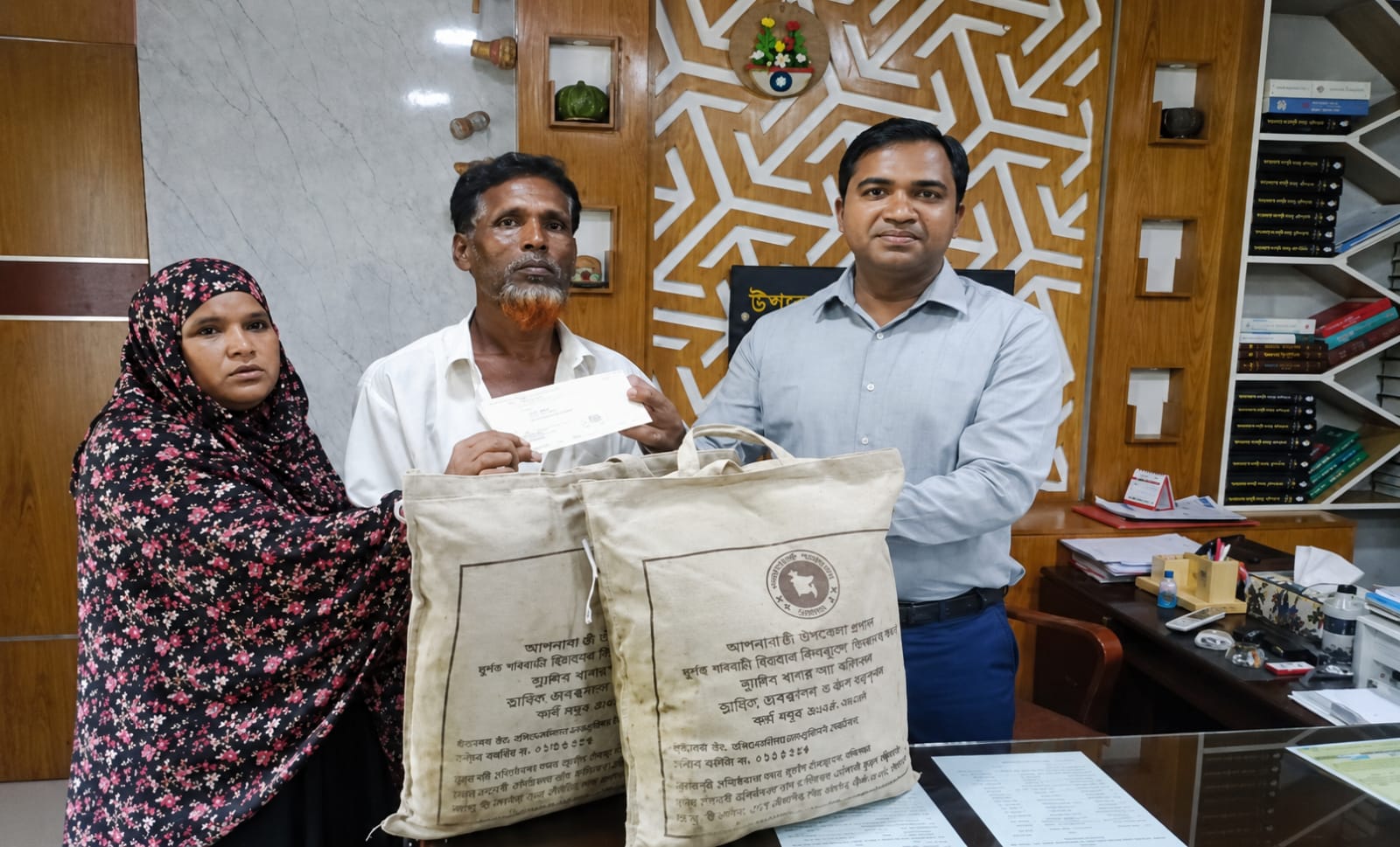 ফরিদপুরে অগ্নিকাণ্ডে সর্বস্ব হারানো পরিবারের পাশে চরভদ্রাসন উপজেলা প্রশাসন