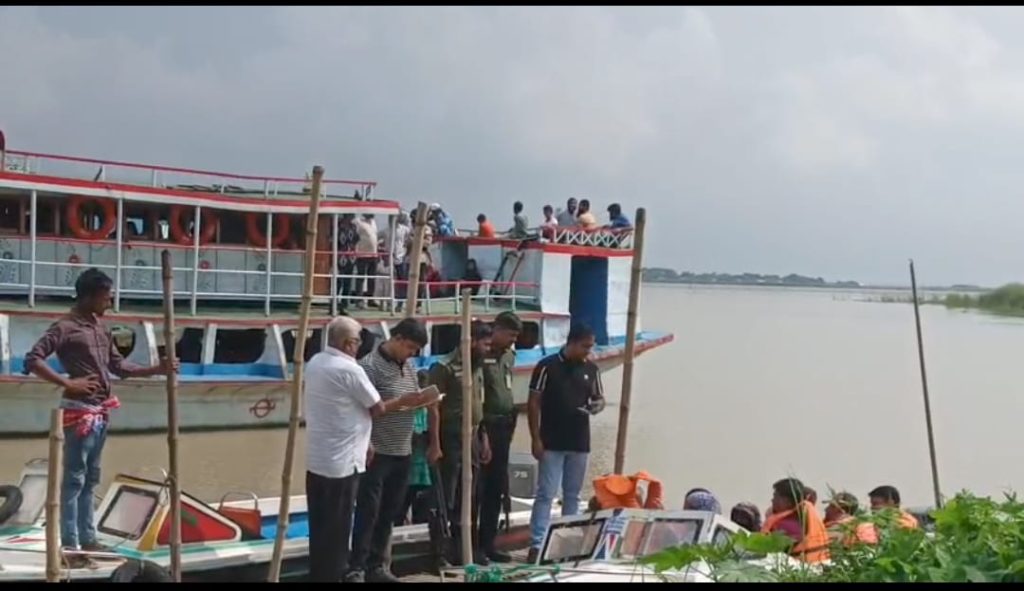 গোপালপুর ঘাটে অভিযান, অতিরিক্ত ভাড়া ও ধারণক্ষমতার বেশি যাত্রী পরিবহনে ২০ হাজার টাকা জরিমানা