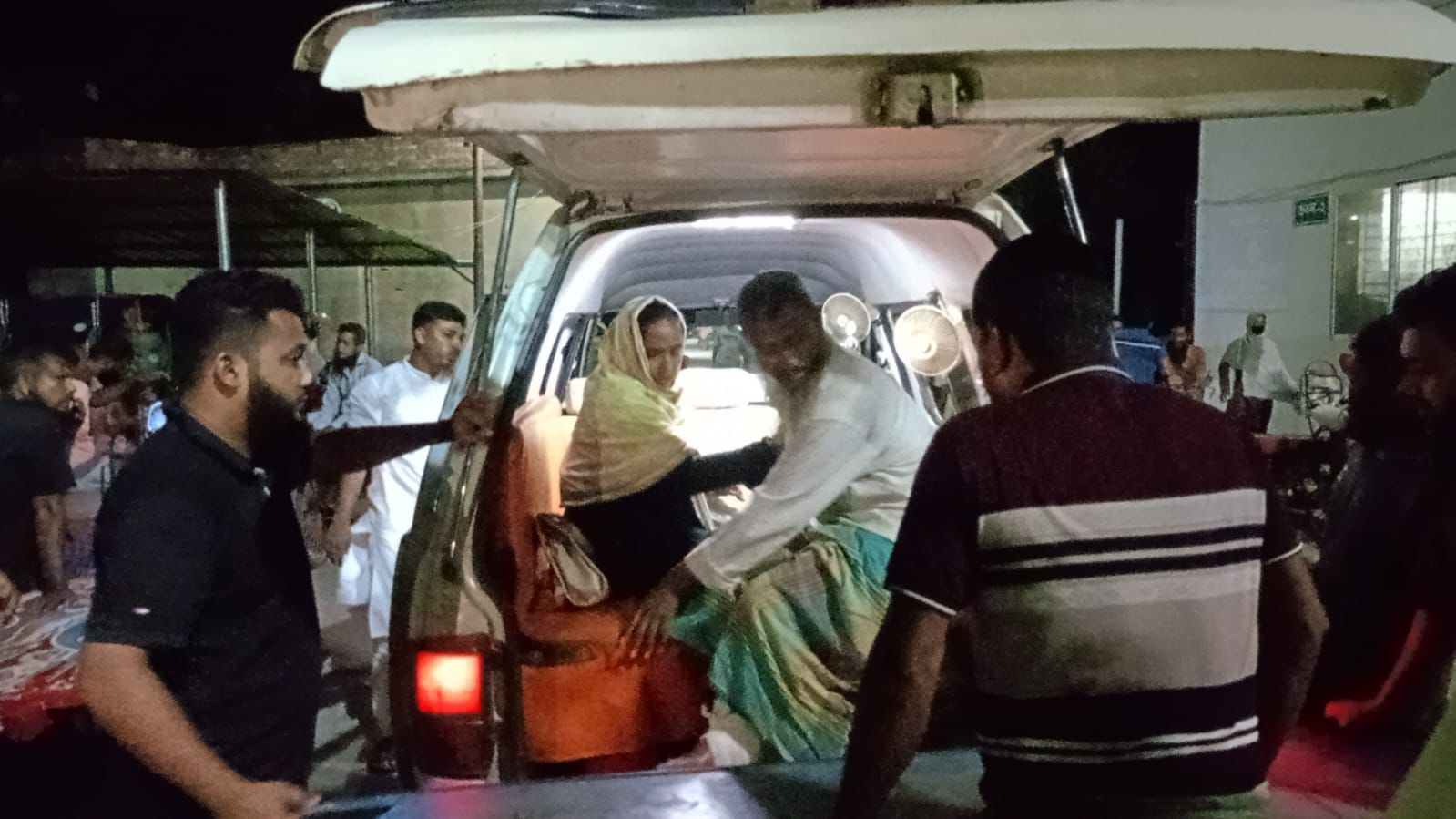 ফরিদপুরে বাজার নিয়ন্ত্রণ ও আধিপত্য বিস্তার নিয়ে হামলা-সংঘর্ষে আহত ৩০