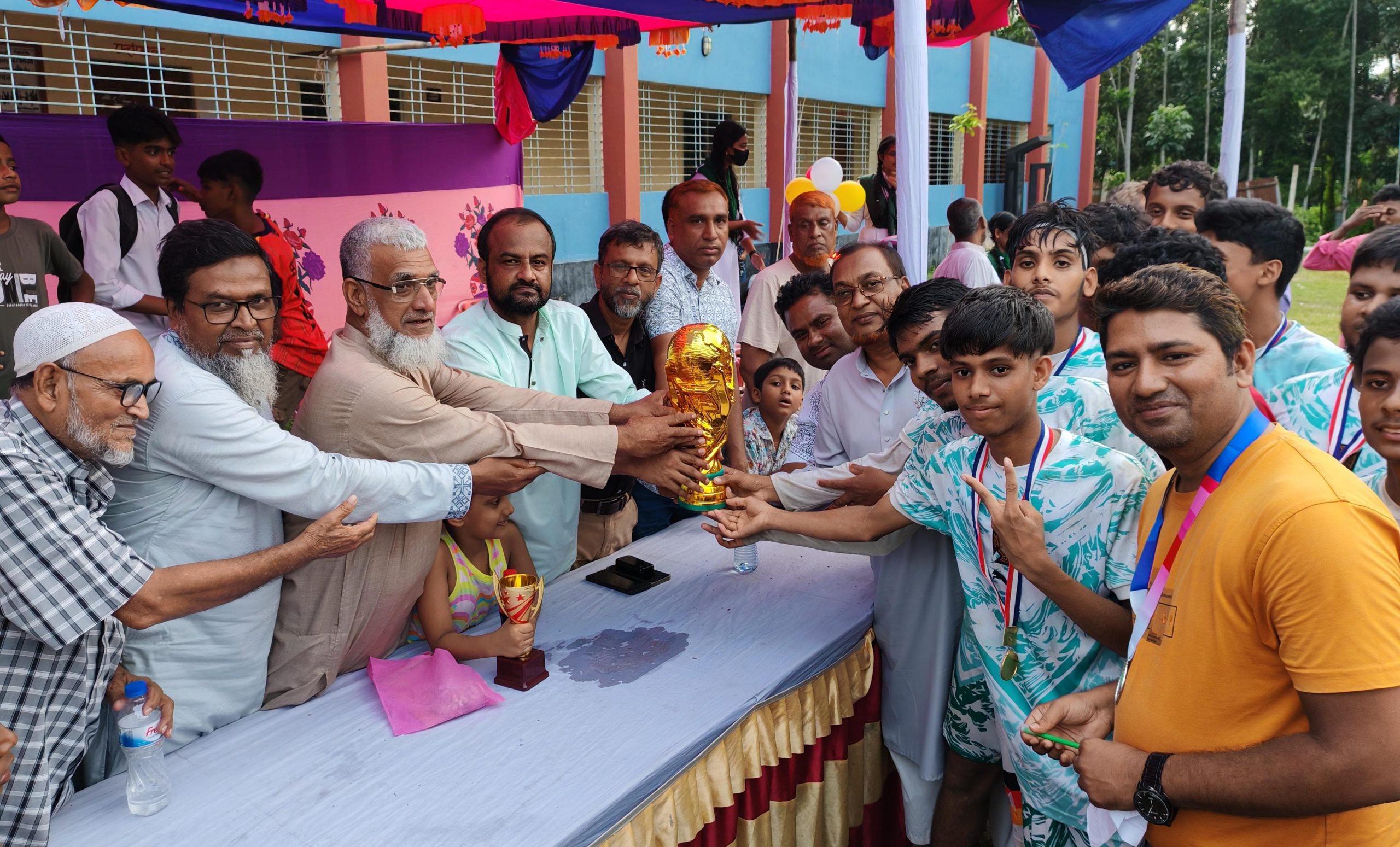 সাদীপুর উচ্চ বিদ্যালয়ে আন্তঃশ্রেণী ফুটবল টুর্নামেন্টের ফাইনাল খেলা অনুষ্ঠিত