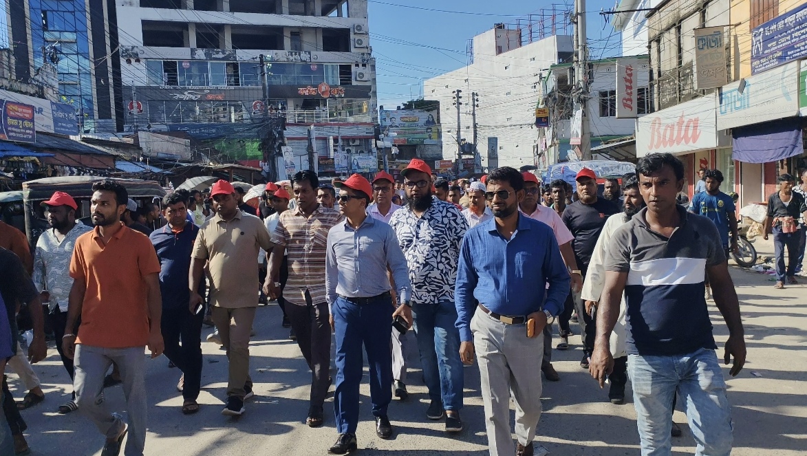 ফরিদপুরে ফুটপাত দখলমুক্ত করতে ভেকু দিয়ে উচ্ছেদ: তোপের মুখে বাজার কমিটিকে তিন দিনের আল্টিমেটাম