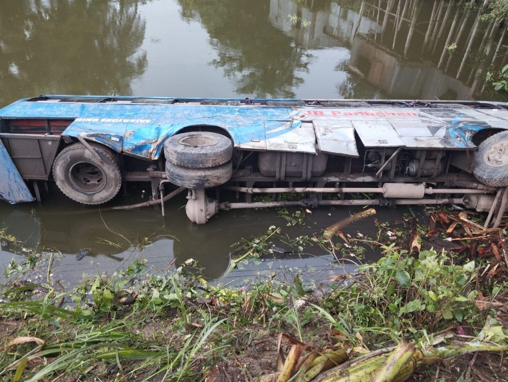 নগরকান্দায় বাস-ট্রাকের মুখোমুখি সংঘর্ষে আহত অন্তত ১৫-১৬ জন