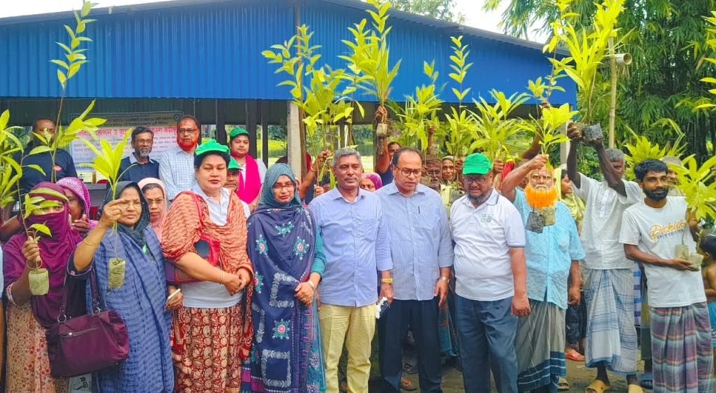 ফরিদপুরে বৃক্ষের চারা বিতরণ ও তালবীজ রোপণ কর্মসূচি