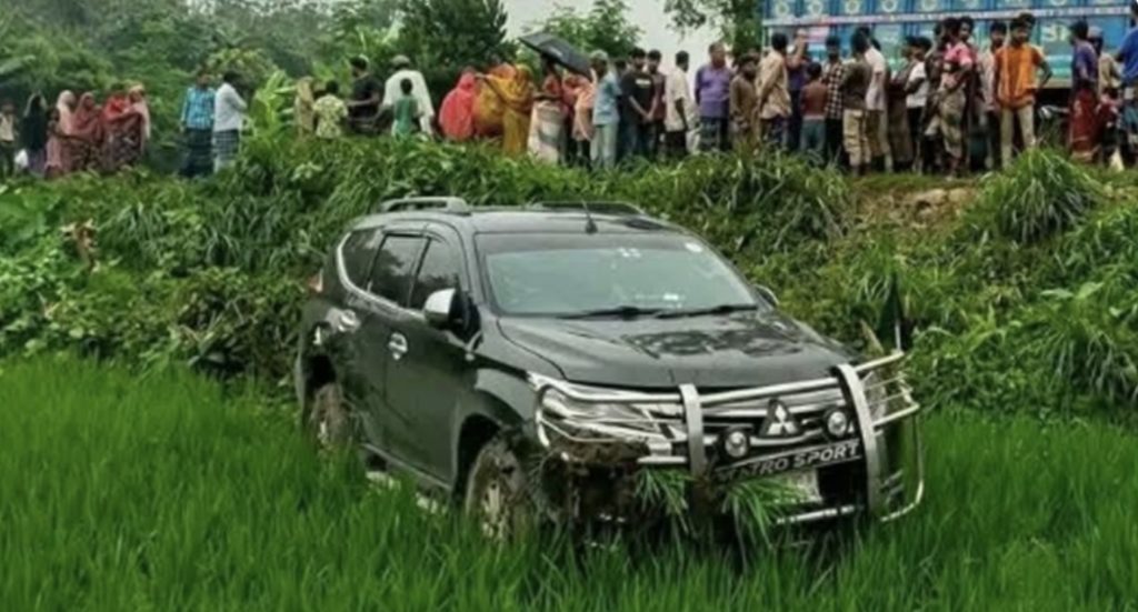 বৃদ্ধাকে বাঁচাতে গিয়ে দুর্ঘটনার কবলে, স্ত্রীসহ আহত প্রতিমন্ত্রী