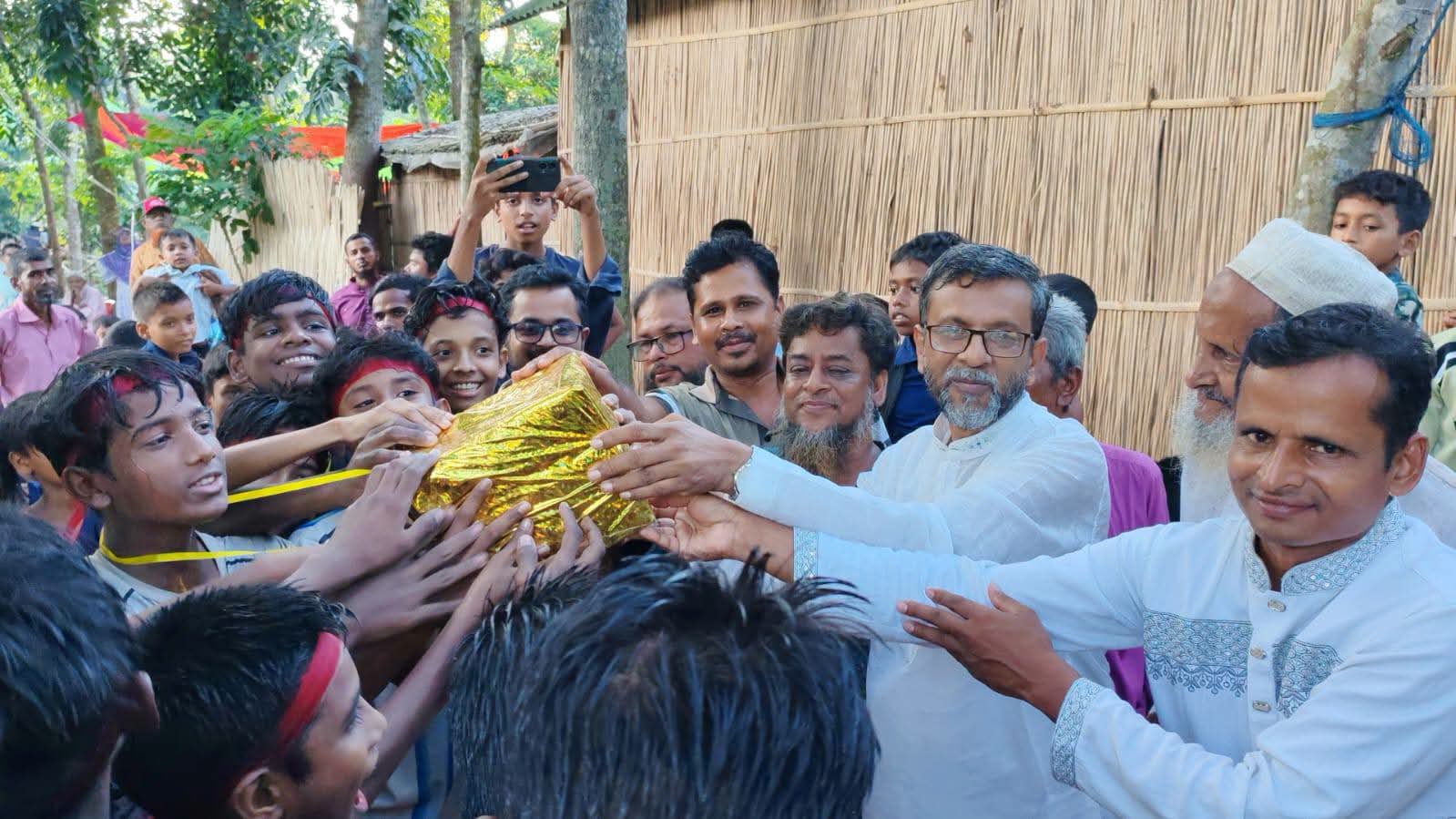 সালথায় ঐতিহ্যবাহী গ্রামীণ খেলাধুলার উৎসব, দর্শকদের উপচে পড়া ভিড়