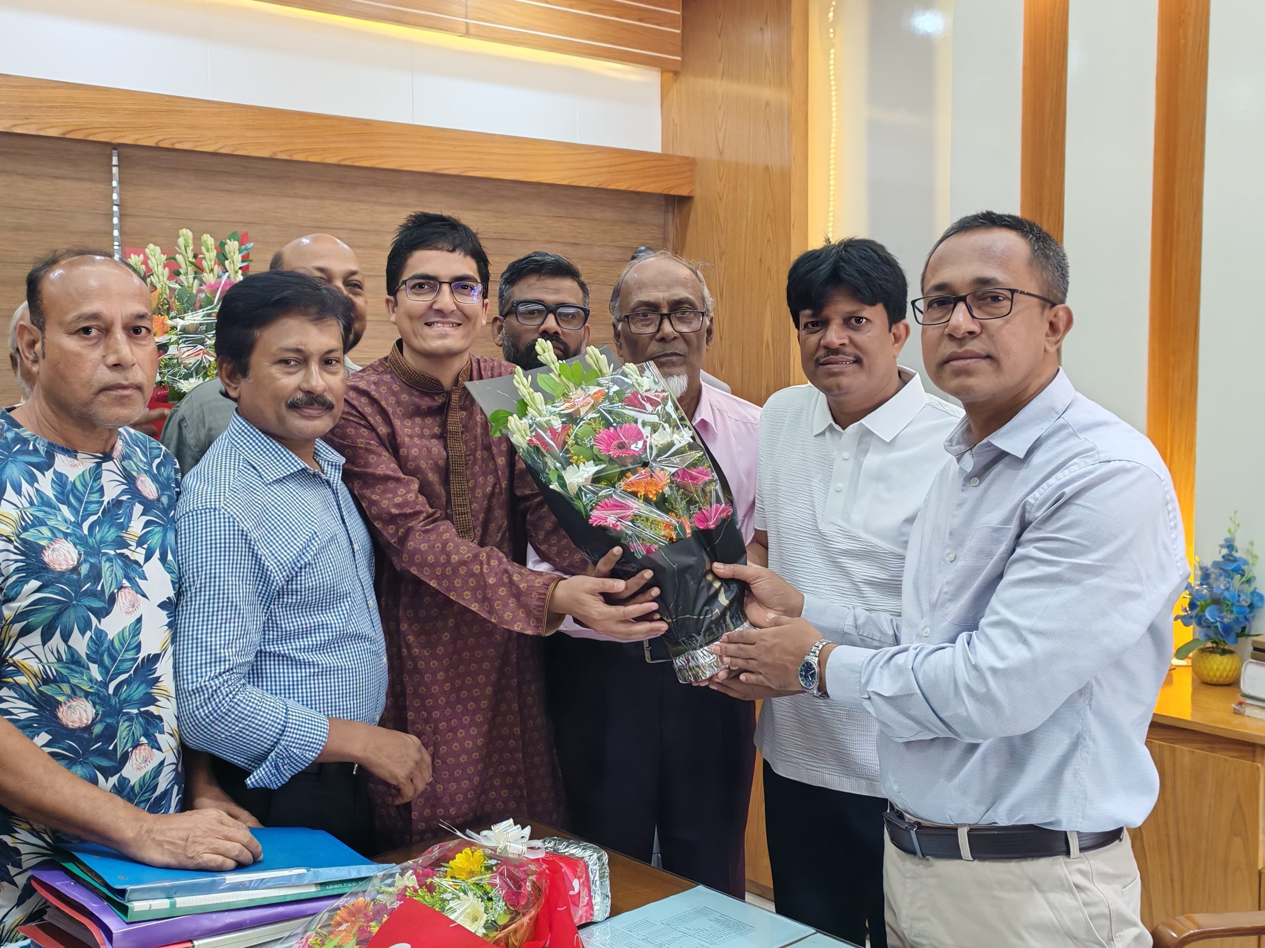 ফরিদপুর জেলা ক্রীড়া সংস্থার এ্যাডহক কমিটি অনুমোদন প্রথম কার্যদিবসে স্টেডিয়ামে ক্রীড়া সংগঠক-খেলোয়াড়দের উপস্থিতি