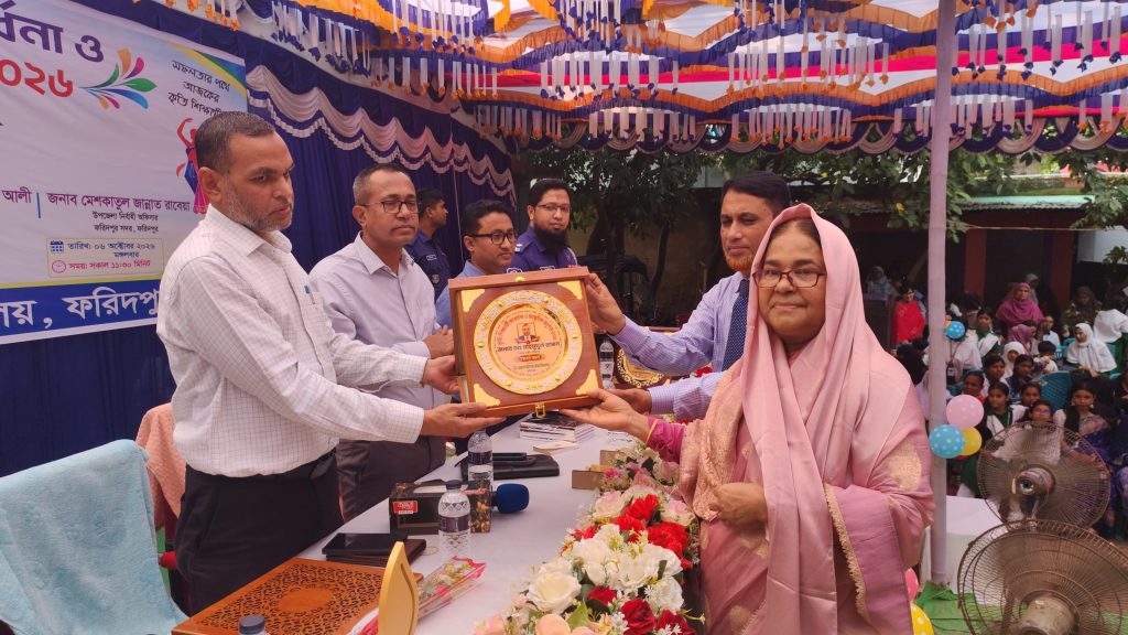 ফরিদপুরে আদর্শ বালিকা উচ্চ বিদ্যালয়ে কৃতি শিক্ষার্থী সংবর্ধনা ও সাংস্কৃতিক অনুষ্ঠান