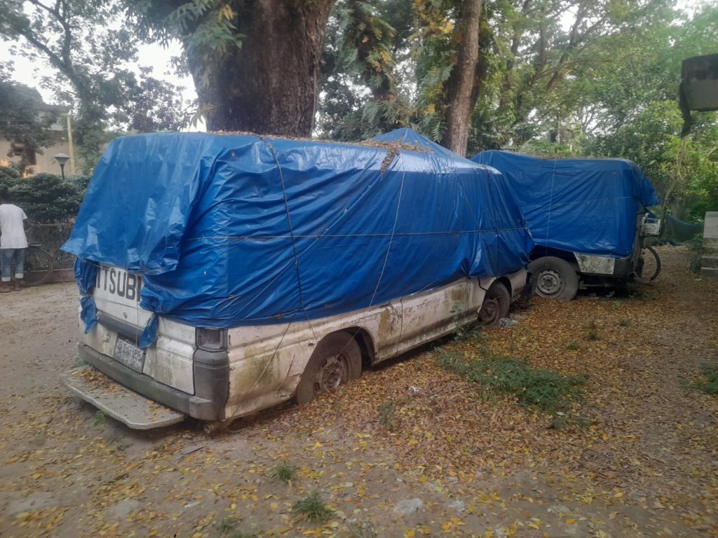 সদরপুর হাসপাতালে পড়ে আছে দুটি অ্যাম্বুলেন্স, নষ্ট হচ্ছে সরকারি সম্পদ