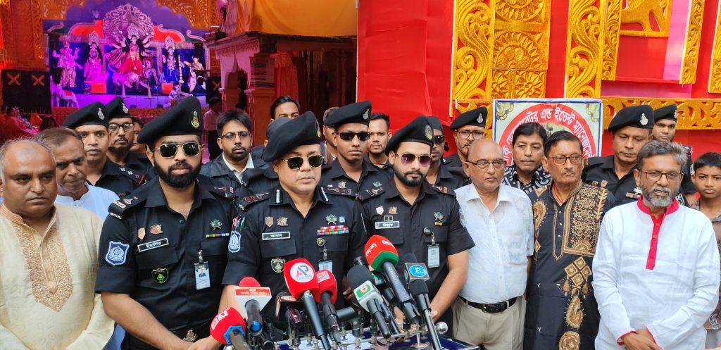 শারদীয় দুর্গাপূজায় গুজব ও উসকানি ছড়ালে দ্রুত আইনি ব্যবস্থা: এসআরবি ১০ এর অতিরিক্ত ডিআইজি আসাদুজ্জামান।